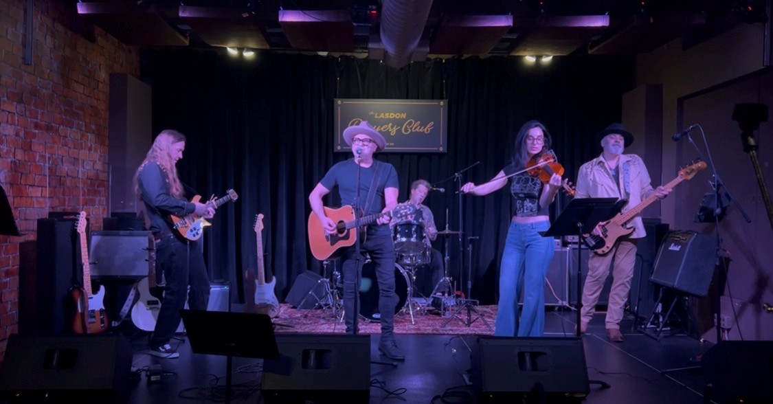 Red Dirt Road performing live